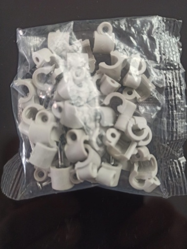 [950] GRAPA PLASTICA REDONDA #8 PARA CABLE COAXIAL X50 UND.